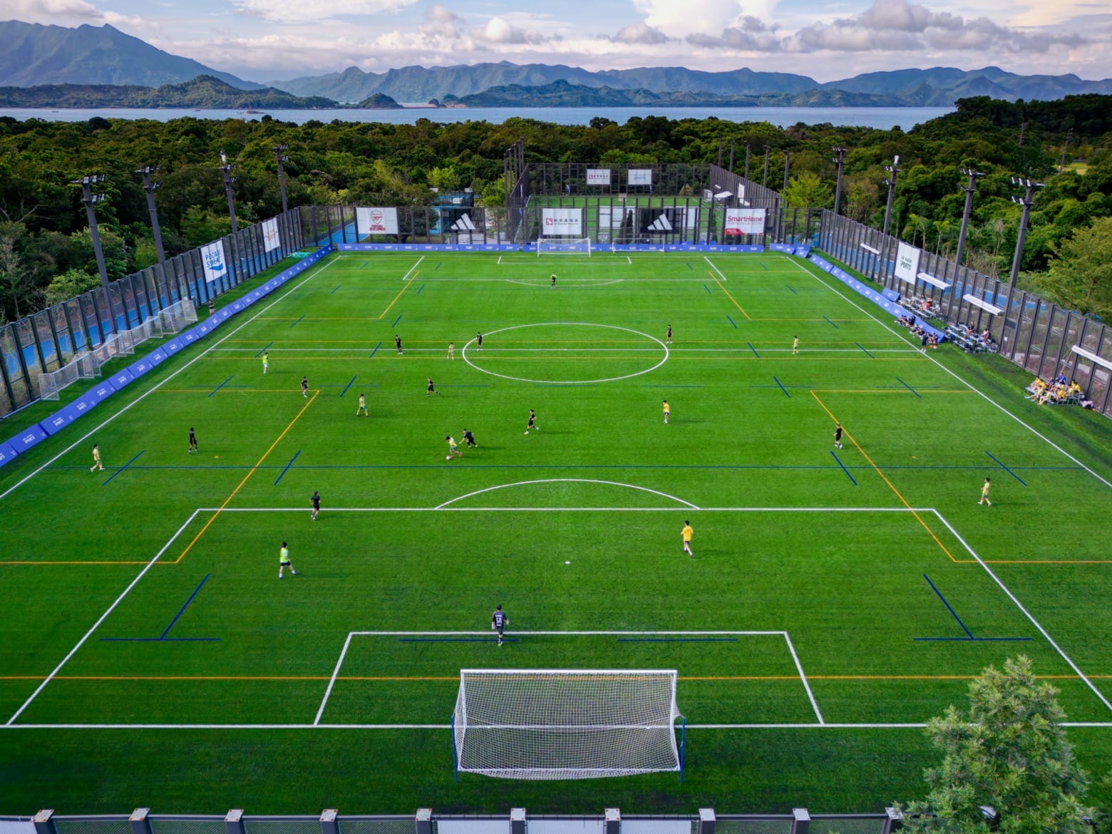 官方：英格兰名哨安东尼-泰勒将执法欧冠第4轮布鲁日vs巴萨