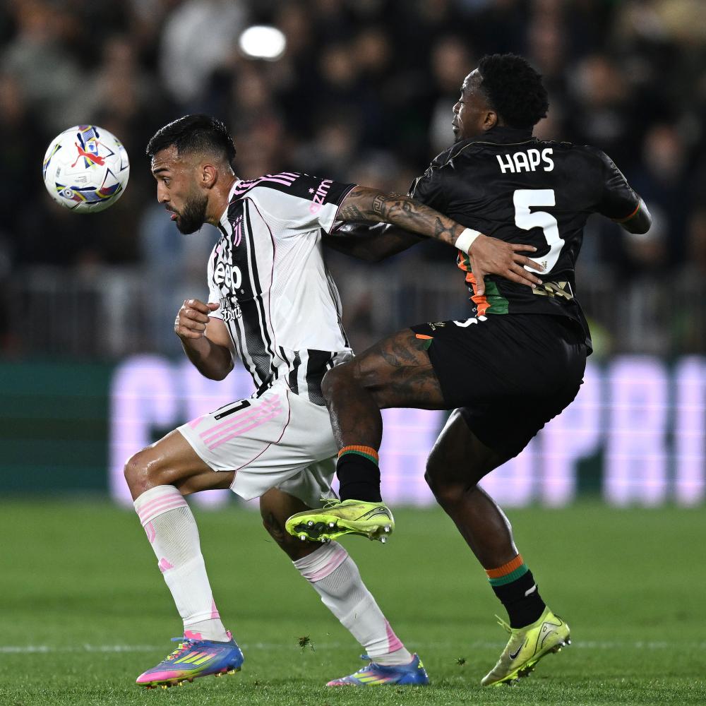 足球世界杯倒计时100天，全球球迷热情高涨